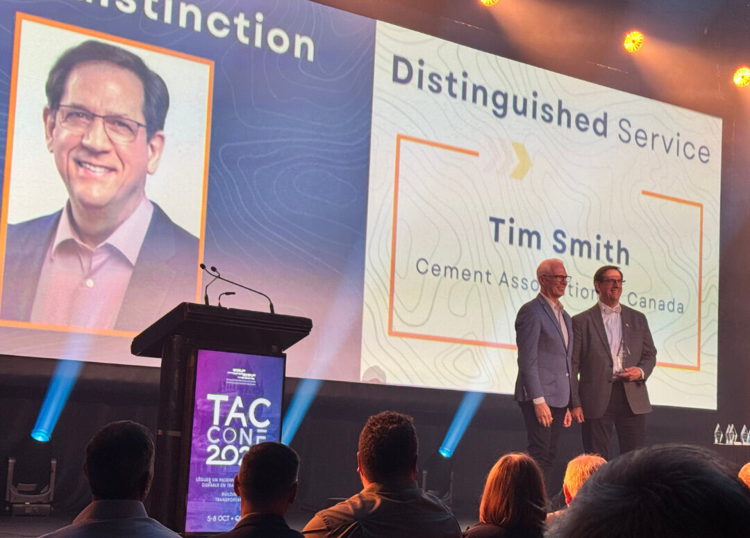 Tim Smith receiving the Transportation Association of Canada’s Distinguished Service Award.