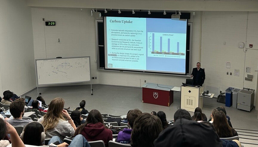 Mick Prieur, directeur technique principal de l’ingénierie chez l’ACC, présentant le plan d’action Béton Zéro à des étudiants de l’Université McMaster.